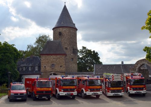 Die Fahrzeuge des Löschzug 1 vor dem Hexenturm in Rheinbach.