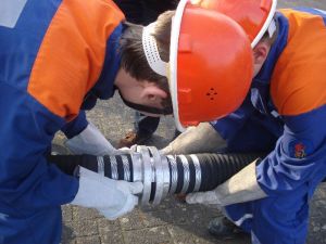 Zwei Jugendfeuerwehrleute beim Kuppeln zweier A-Schläuche.