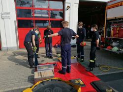 Teilnehmende bei der Unterrichtseinheit "Heben und Senken von Lasten".