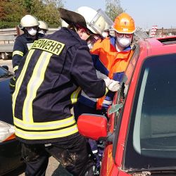 Übung zur technische Hilfeleistung nach einem Verkehrsunfall