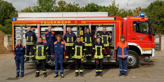 Gruppenfoto aller elf Teilnehmenden der Grundausbildung