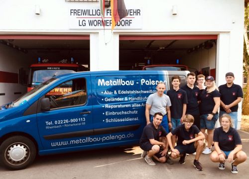 Mitglieder der Jugendfeuerwehr Wormersdorf mit Waldemar Palenga.