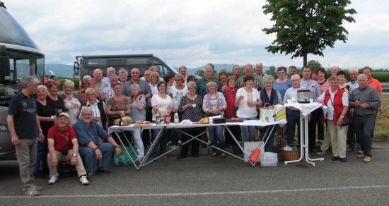 Teilnehmer der Tour beim Frühstück auf einem Autobahnrastplatz