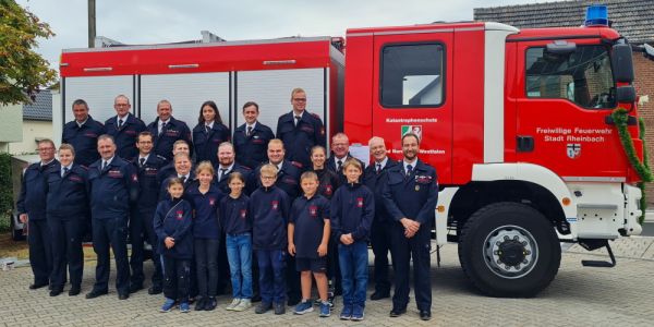 Gruppenfoto der Mitglieder der Löschgruppe Niederdrees vor dem neuen Löschgruppenfahrzeug.