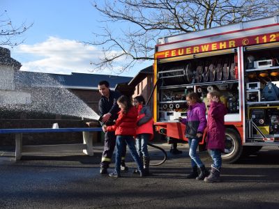 Schüler am Löschgruppenfahrzeug der Löschgruppe Wormersdorf