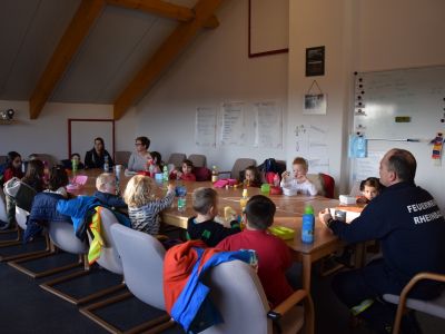 Kinder bei der Frühstückspause in der Feuerwache