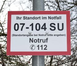 Hinweisschild "Notfallpunkt 07-104 SU" im Rheinbacher Stadtwald