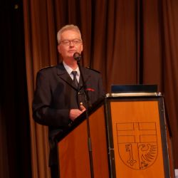 Kreisbrandmeister Dirk Engstenberg am Rednerpult.