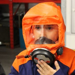 Kind mit angezogener Fluchthaube.