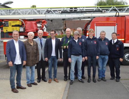 Spendenübergabe des Lions Clubs vor der Rheinbacher Drehleiter.
