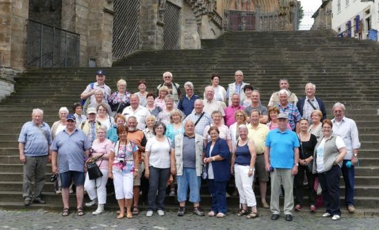 Die Teilnehmerinnen und Teilnehmer der Tour auf der Treppe des Erfurter Doms.