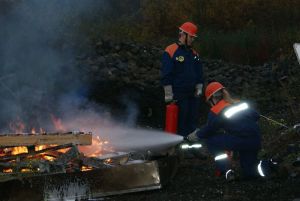 Jugendfeuerwehrleute beim Üben mit Feuerlöschern