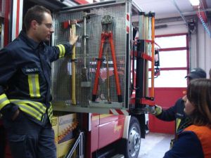 Jugendfeuerwehrleute bei der Fahrzeugkunde