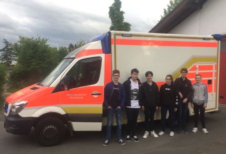 Jugendfeuerwehrmitglieder aus Wormersdorf vor einem Rettungswagen