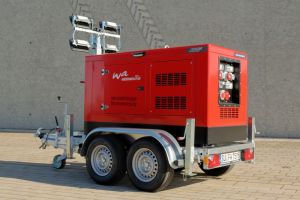 Anhänger mit Notstromgenerator und angebautem Lichtmast