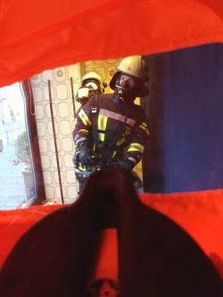 Blick durch das Sichtfenster einer Fluchthaube.