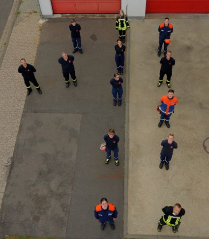 Die 13 Teilnehmerinnnen und Teilnehmer stehen in der Form einer Eins.