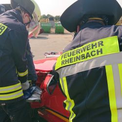 Übung zur technische Hilfeleistung nach einem Verkehrsunfall