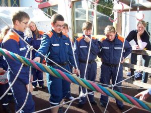 Jugendfeuerwehrleute beim Spiel ohne Grenzen