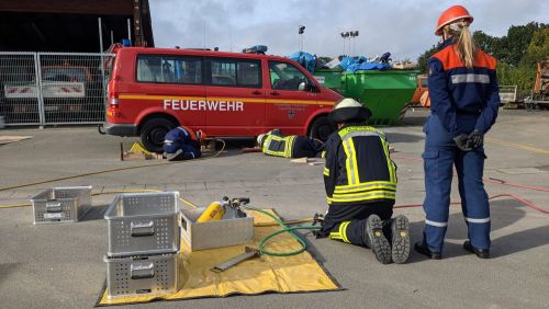 Unfallszenario: Person unter Auto.