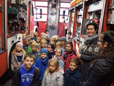 Kinder stehen zwischen den Feuerwehrautos in der Feuerwache Rheinbach.
