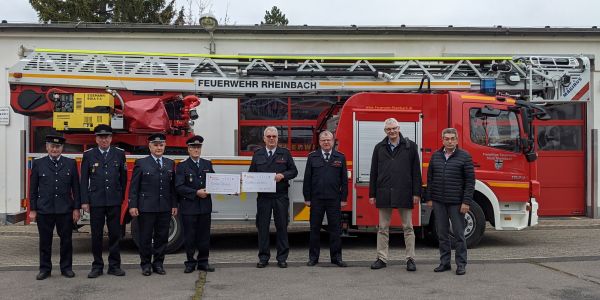 Übergabe der Spendenschecks vor der Rheinbacher Drehleiter.
