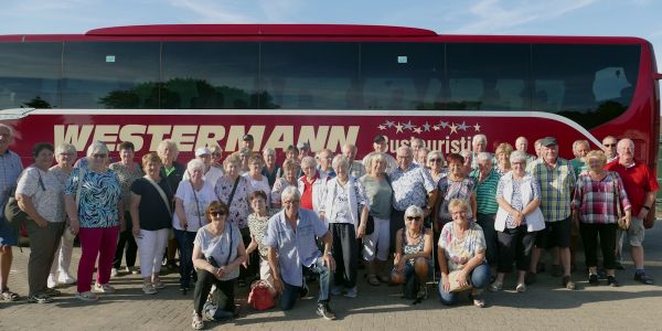 Gruppenbild der Teilnehmenden der Tour vor einem Bus.