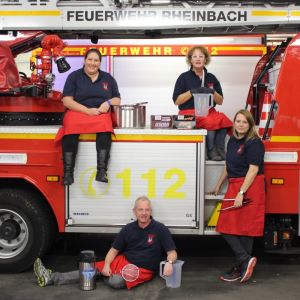 Mitglieder der Küchencrew auf der Drehleiter.