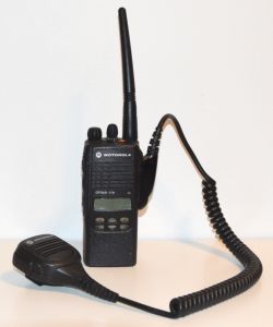 Analoges Handsprechfunkgerät.