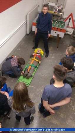 Jugendfeuerwehrmitglieder beim Erste-Hilfe-Unterricht