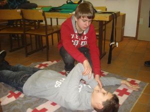 Jugendfeuerwehrleute bei einem Erste-Hilfe-Kurs