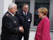 Bundeskanzlerin Dr. Angela Merkel mit Präsident Hans-Peter Kröger und Vizepräsident Hartmut Ziebs des Deutschen Feuerwehrverbandes.