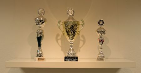 Drei Pokale der Jugendfeuerwehr.