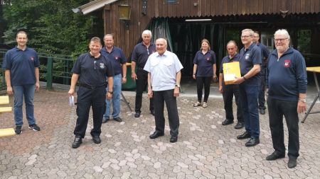 Kameradinnen und Kameraden gratulieren Heinz Voigt.