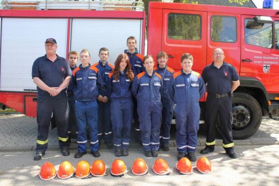 Mitglieder der Jugendfeuerwehr Wormersdorf mit Peter Schaefer