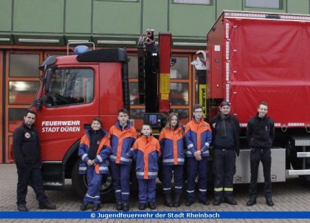 Mitglieder der Jugendfeuerwehr Wormersdorf bei der Feuerwehr Düren.