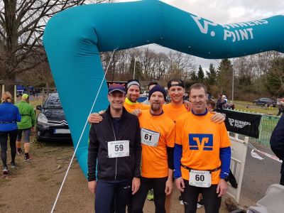 Die erfolgreichen Läufer der Feuerwehr Rheinbach beim Silvesterlauf im Ziel am der Steinbachtalsperre