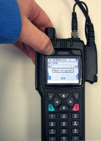 Digitales Handsprechfunkgerät.