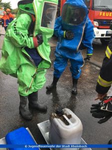 Zwei Teilnehmer des Berufsfeuerwehrtags bei der ABC-Übung.