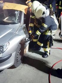 Feuerwehrleute arbeiten mit hydraulischem Rettungsgerät