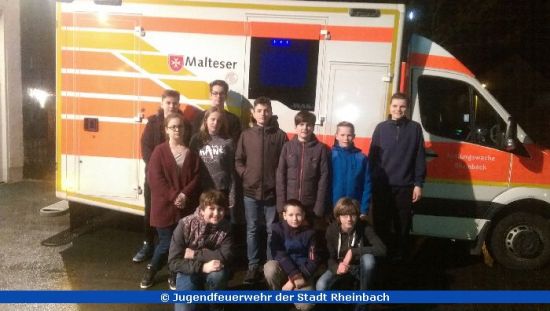 Die Jugendgruppe Wormersdorf vor einem Rettungswagen