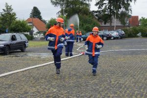 Jugendfeuerwehrleute beim Üben