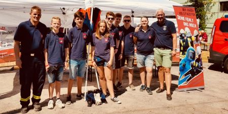 Mitglieder der Jugendfeuerwehr Wormersdorf vor dem Werbestand.