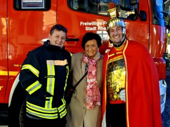 Dankbar nahm der Löschzug Rheinbach eine Spende von Marlie und Günther Ruland entgegen.
