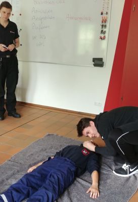 Ein Jugendfeuerwehrmann übt lebensrettende Sofortmaßnahmen
