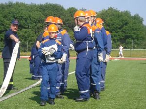 Jugendfeuerwehrleute beim Leistungsnachweis