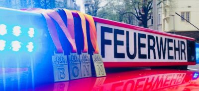 Medaillen des Marathons vor einem Feuerwehr-Blaulicht