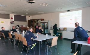 Einsatzkräfte bei der Besprechung zu Schichtbeginn