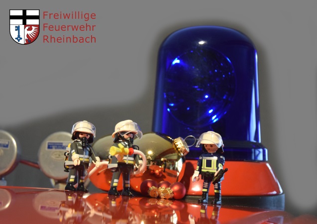 Playmobil-Feuerwehrmänner vor Weihnachtskugeln