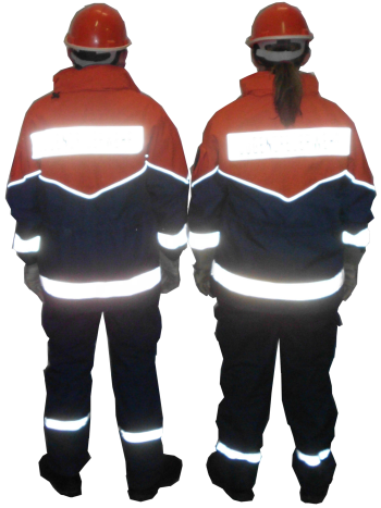 Jugendfeuerwehrleute in Schutzkleidung mit leuchtenden Reflexstreifen